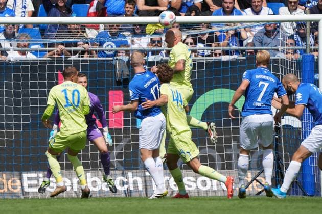 Kopfball Agustin Rogel (Hertha BSC Berlin, 3) - 24.08.2025 2. Bundesliga, Saison 25 26: SV Darmstadt 98 vs. Hertha BSC Berlin, Stadion am Boellenfalltor, 3. Spieltag, emonline, emspor,