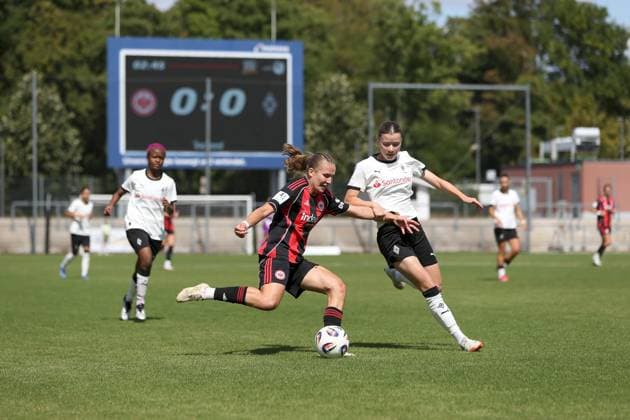 24.08.2025, xjcx, Frauen, Fussball, Saison 2025 2026, 2. Frauen-Bundesliga, 1. Spieltag: Eintracht Frankfurt II - Borussia Moenchengladbach Carlotta Schwoerer ( 18, Eintracht Frankfurt II) und Miriam Arici ( 2, Borussia Mönchengladbach) Frankfurt am Main Stadion am Brentanobad Hessen Deutschland