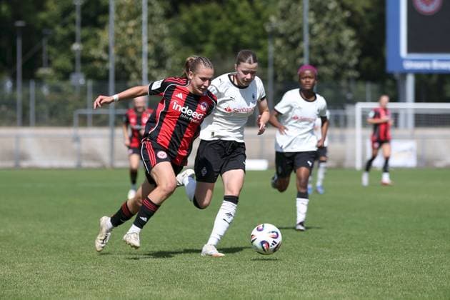 24.08.2025, xjcx, Frauen, Fussball, Saison 2025 2026, 2. Frauen-Bundesliga, 1. Spieltag: Eintracht Frankfurt II - Borussia Moenchengladbach Carlotta Schwoerer ( 18, Eintracht Frankfurt II) und Miriam Arici ( 2, Borussia Mönchengladbach) Frankfurt am Main Stadion am Brentanobad Hessen Deutschland