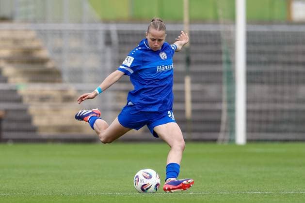 Lilly Bartke (SV Meppen, 24) am Ball, Freisteller, Einzelbild, Ganzkörper, Aktion, Action, Spielszene, DIE DFB-RICHTLINIEN UNTERSAGEN JEGLICHE NUTZUNG VON FOTOS ALS SEQUENZBILDER UND ODER VIDEOÄHNLICHE FOTOSTRECKEN. DFB REGULATIONS PROHIBIT ANY USE OF PHOTOGRAPHS AS IMAGE SEQUENCES AND OR QUASI-VIDEO., 24.08.2025, Meppen (Deutschland), Fussball, 2. Frauen-Bundesliga, VfL Wolfsburg II - SV Meppen