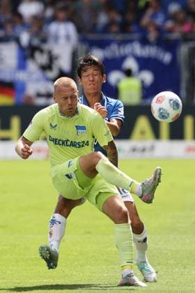 24.08.2025, xtvx, Fussball 2.Bundesliga, SV Darmstadt 98 - Hertha BSC Berlin v.l. Zweikampf, Duell, duel, tackle, compete Jon Dagur Thorsteinsson (Hertha BSC Berlin) Hiroki Akiyama (SV Darmstadt 98) (DFL DFB REGULATIONS PROHIBIT ANY USE OF PHOTOGRAPHS as IMAGE SEQUENCES and or QUASI-VIDEO) Darmstadt