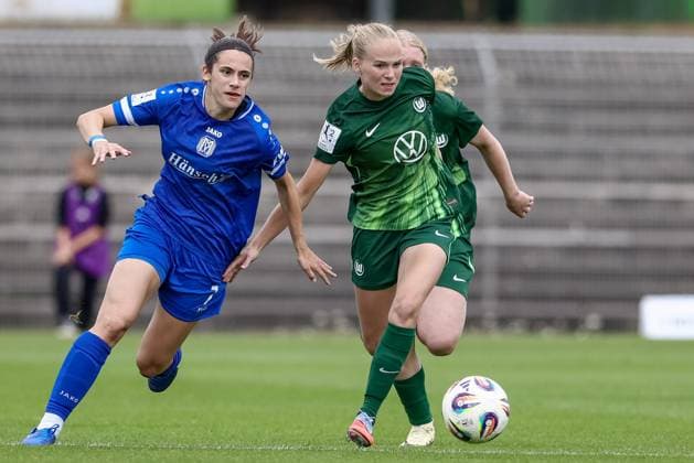 v.li.: Marie Bleil (SV Meppen, 7) und Linnea Saelen (VfL Wolfsburg II, 31) im Zweikampf, Duell, Dynamik, Aktion, Action, Spielszene, DIE DFB-RICHTLINIEN UNTERSAGEN JEGLICHE NUTZUNG VON FOTOS ALS SEQUENZBILDER UND ODER VIDEOÄHNLICHE FOTOSTRECKEN. DFB REGULATIONS PROHIBIT ANY USE OF PHOTOGRAPHS AS IMAGE SEQUENCES AND OR QUASI-VIDEO., 24.08.2025, Meppen (Deutschland), Fussball, 2. Frauen-Bundesliga, VfL Wolfsburg II - SV Meppen