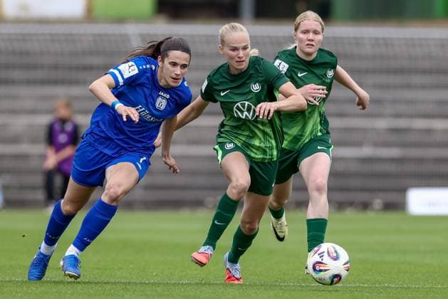 v.li.: Marie Bleil (SV Meppen, 7) und Linnea Saelen (VfL Wolfsburg II, 31) im Zweikampf, Duell, Dynamik, Aktion, Action, Spielszene, DIE DFB-RICHTLINIEN UNTERSAGEN JEGLICHE NUTZUNG VON FOTOS ALS SEQUENZBILDER UND ODER VIDEOÄHNLICHE FOTOSTRECKEN. DFB REGULATIONS PROHIBIT ANY USE OF PHOTOGRAPHS AS IMAGE SEQUENCES AND OR QUASI-VIDEO., 24.08.2025, Meppen (Deutschland), Fussball, 2. Frauen-Bundesliga, VfL Wolfsburg II - SV Meppen