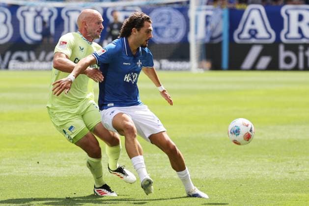 24.08.2025, xtvx, Fussball 2.Bundesliga, SV Darmstadt 98 - Hertha BSC Berlin v.l. Zweikampf, Duell, duel, tackle, compete Toni Leistner (Hertha BSC Berlin) Fraser Hornby (SV Darmstadt 98) (DFL DFB REGULATIONS PROHIBIT ANY USE OF PHOTOGRAPHS as IMAGE SEQUENCES and or QUASI-VIDEO) Darmstadt