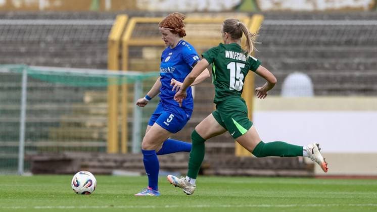 v.li.: Lena Göppel (SV Meppen, 5) und Weronika Arasniewicz (VfL Wolfsburg II, 15) im Zweikampf, Duell, Dynamik, Aktion, Action, Spielszene, DIE DFB-RICHTLINIEN UNTERSAGEN JEGLICHE NUTZUNG VON FOTOS ALS SEQUENZBILDER UND ODER VIDEOÄHNLICHE FOTOSTRECKEN. DFB REGULATIONS PROHIBIT ANY USE OF PHOTOGRAPHS AS IMAGE SEQUENCES AND OR QUASI-VIDEO., 24.08.2025, Meppen (Deutschland), Fussball, 2. Frauen-Bundesliga, VfL Wolfsburg II - SV Meppen