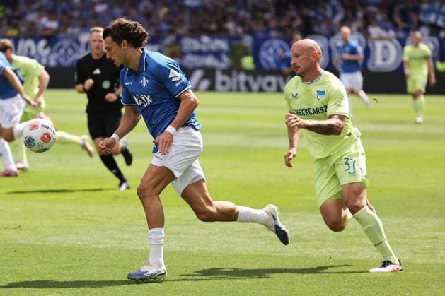 24.08.2025, xtvx, Fussball 2.Bundesliga, SV Darmstadt 98 - Hertha BSC Berlin v.l. Zweikampf, Duell, duel, tackle, compete Toni Leistner (Hertha BSC Berlin) Fraser Hornby (SV Darmstadt 98) (DFL DFB REGULATIONS PROHIBIT ANY USE OF PHOTOGRAPHS as IMAGE SEQUENCES and or QUASI-VIDEO) Darmstadt