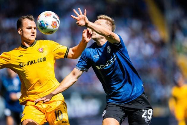 24.08.2025 - Fußball, 2025 2026, 2. Bundesliga, 3. Spieltag, DSC Arminia Bielefeld - SG Dynamo Dresden: (L-R) Jakob Lemmer (Dresden), Tim Handwerker (Bielefeld) DFL REGULATIONS PROHIBIT ANY USE OF PHOTOGRAPHS AS IMAGE SEQUENCES AND OR QUASI-VIDEO.
