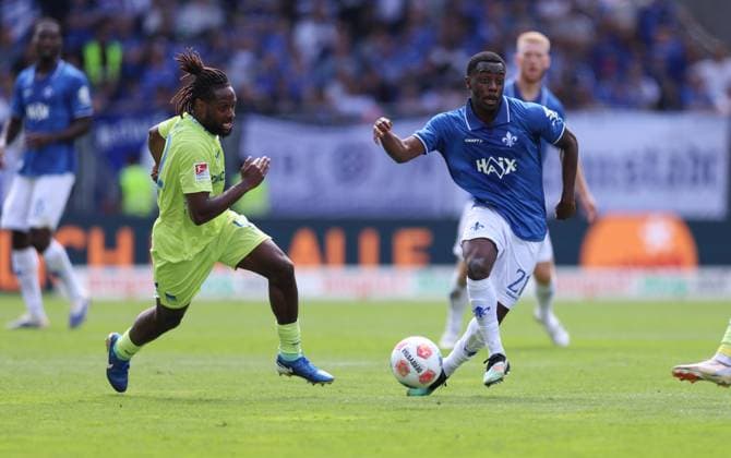 24.08.2025, xdcx, Fussball 2. Bundesliga, SV Darmstadt 98 - Hertha BSC Berlin, emonline, emspor, despor, v.l., Deyovaisio Zeefuik (Hertha BSC Berlin), Merveille Papela (SV Darmstadt 98) DFL DFB REGULATIONS PROHIBIT ANY USE OF PHOTOGRAPHS AS IMAGE SEQUENCES AND OR QUASI-VIDEO.
