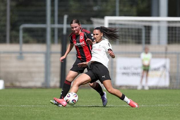 24.08.2025, xjcx, Frauen, Fussball, Saison 2025 2026, 2. Frauen-Bundesliga, 1. Spieltag: Eintracht Frankfurt II - Borussia Moenchengladbach Miray Cin ( 10, Borussia Mönchengladbach) und Tessa Zimmermann ( 27, Eintracht Frankfurt II) Frankfurt am Main Stadion am Brentanobad Hessen Deutschland