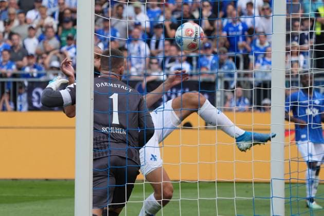 Aleksandar Vukotic (SV Darmstadt 98, 20) kratzt den Ball akrobatisch per Fallrückzieher aus dem Tor für den geschlagenen Torwart Marcel Schuhen (SV Darmstadt 98, 01) - 24.08.2025 2. Bundesliga, Saison 25 26: SV Darmstadt 98 vs. Hertha BSC Berlin, Stadion am Boellenfalltor, 3. Spieltag, emonline, emspor,