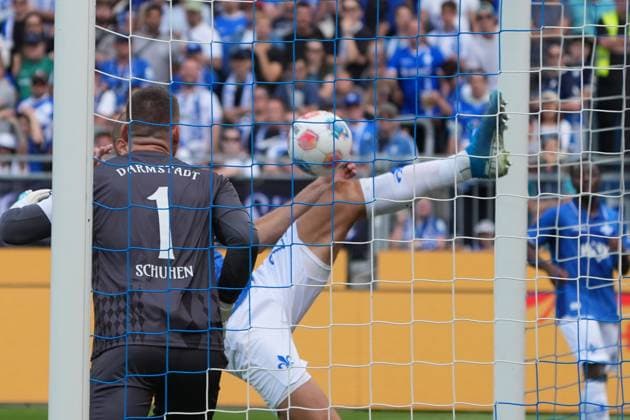 Aleksandar Vukotic (SV Darmstadt 98, 20) kratzt den Ball akrobatisch per Fallrückzieher aus dem Tor für den geschlagenen Torwart Marcel Schuhen (SV Darmstadt 98, 01) - 24.08.2025 2. Bundesliga, Saison 25 26: SV Darmstadt 98 vs. Hertha BSC Berlin, Stadion am Boellenfalltor, 3. Spieltag, emonline, emspor,