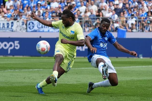 Deyovaisio Zeefuik (Hertha BSC Berlin, 42) gegen Patric Pfeiffer (SV Darmstadt 98, 06) - 24.08.2025 2. Bundesliga, Saison 25 26: SV Darmstadt 98 vs. Hertha BSC Berlin, Stadion am Boellenfalltor, 3. Spieltag, emonline, emspor,