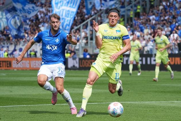 Fabian Reese (Hertha BSC Berlin, 11) gegen Killian Corredor (SV Darmstadt 98, 34) - 24.08.2025 2. Bundesliga, Saison 25 26: SV Darmstadt 98 vs. Hertha BSC Berlin, Stadion am Boellenfalltor, 3. Spieltag, emonline, emspor,