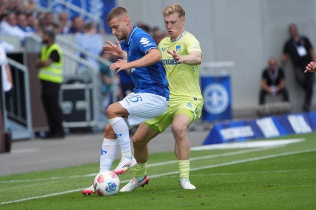 Fabian Nürnberger (SV Darmstadt 98, 15) gegen Julian Eitschberger (Hertha BSC Berlin, 2) - 24.08.2025 2. Bundesliga, Saison 25 26: SV Darmstadt 98 vs. Hertha BSC Berlin, Stadion am Boellenfalltor, 3. Spieltag, emonline, emspor,