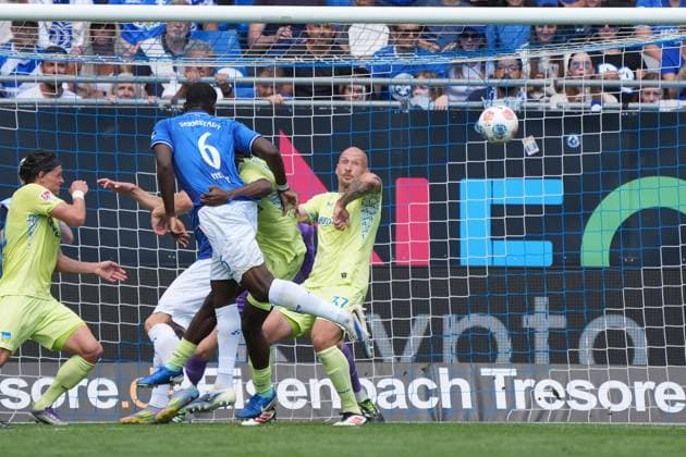 Kopfballchance Patric Pfeiffer (SV Darmstadt 98, 06) - 24.08.2025 2. Bundesliga, Saison 25 26: SV Darmstadt 98 vs. Hertha BSC Berlin, Stadion am Boellenfalltor, 3. Spieltag, emonline, emspor,