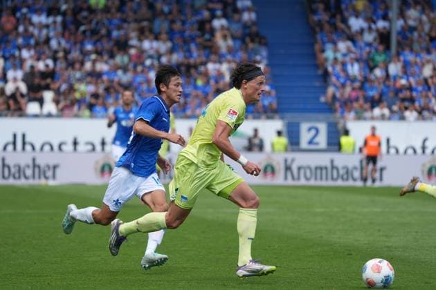 Fabian Reese (Hertha BSC Berlin, 11) gegen Hiroki Akiyama (SV Darmstadt 98, 16) - 24.08.2025 2. Bundesliga, Saison 25 26: SV Darmstadt 98 vs. Hertha BSC Berlin, Stadion am Boellenfalltor, 3. Spieltag, emonline, emspor,