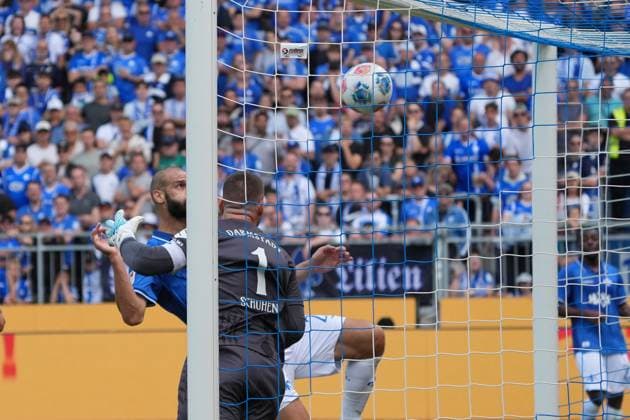 Aleksandar Vukotic (SV Darmstadt 98, 20) kratzt den Ball akrobatisch per Fallrückzieher aus dem Tor für den geschlagenen Torwart Marcel Schuhen (SV Darmstadt 98, 01) - 24.08.2025 2. Bundesliga, Saison 25 26: SV Darmstadt 98 vs. Hertha BSC Berlin, Stadion am Boellenfalltor, 3. Spieltag, emonline, emspor,