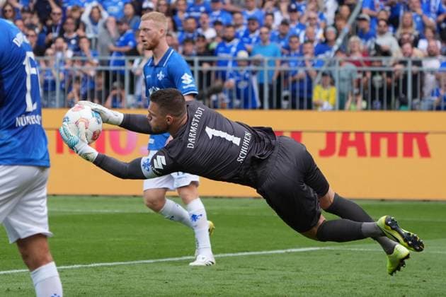 Torwart Marcel Schuhen (SV Darmstadt 98, 01) haelt - 24.08.2025 2. Bundesliga, Saison 25 26: SV Darmstadt 98 vs. Hertha BSC Berlin, Stadion am Boellenfalltor, 3. Spieltag, emonline, emspor,