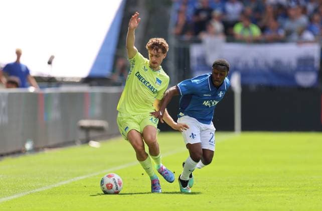 24.08.2025, xdcx, Fussball 2. Bundesliga, SV Darmstadt 98 - Hertha BSC Berlin, emonline, emspor, despor, v.l., Maurice Krattenmacher (Hertha BSC Berlin), Merveille Papela (SV Darmstadt 98) DFL DFB REGULATIONS PROHIBIT ANY USE OF PHOTOGRAPHS AS IMAGE SEQUENCES AND OR QUASI-VIDEO.