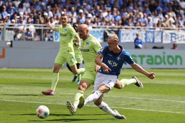 24.08.2025, xtvx, Fussball 2.Bundesliga, SV Darmstadt 98 - Hertha BSC Berlin v.l. Isac Lidberg (SV Darmstadt 98) Torschuss, has a shot on goal (DFL DFB REGULATIONS PROHIBIT ANY USE OF PHOTOGRAPHS as IMAGE SEQUENCES and or QUASI-VIDEO) Darmstadt