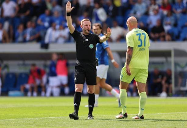 24.08.2025, xdcx, Fussball 2. Bundesliga, SV Darmstadt 98 - Hertha BSC Berlin, emonline, emspor, despor, v.l., Schiedsrichter Lars Erbst gibt Anweisungen, gestikuliert, mit den Armen gestikulieren gives instructions, gesticulate DFL DFB REGULATIONS PROHIBIT ANY USE OF PHOTOGRAPHS AS IMAGE SEQUENCES AND OR QUASI-VIDEO.