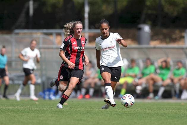 24.08.2025, xjcx, Frauen, Fussball, Saison 2025 2026, 2. Frauen-Bundesliga, 1. Spieltag: Eintracht Frankfurt II - Borussia Moenchengladbach Marie Kleemann ( 17, Eintracht Frankfurt II) und Elize Celissen ( 16, Borussia Mönchengladbach) Frankfurt am Main Stadion am Brentanobad Hessen Deutschland