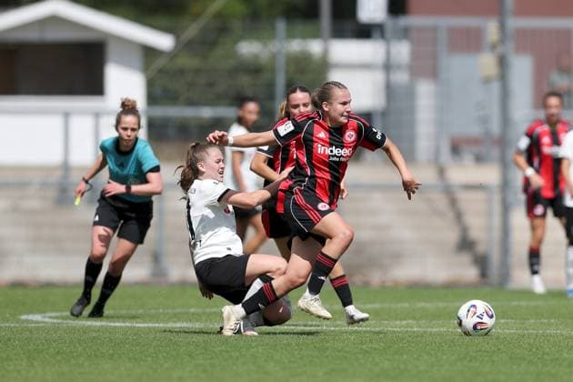 24.08.2025, xjcx, Frauen, Fussball, Saison 2025 2026, 2. Frauen-Bundesliga, 1. Spieltag: Eintracht Frankfurt II - Borussia Moenchengladbach Suus Van Der Drift ( 21, Borussia Mönchengladbach) und Carlotta Schwoerer ( 18, Eintracht Frankfurt II) Frankfurt am Main Stadion am Brentanobad Hessen Deutschland