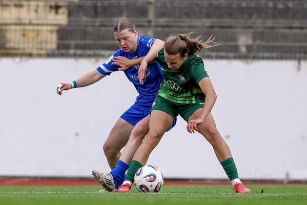 v.li.: Lilly Damm (SV Meppen, 22) und Elena Gößler (VfL Wolfsburg II, 14) im Zweikampf, Duell, Dynamik, Aktion, Action, Spielszene, DIE DFB-RICHTLINIEN UNTERSAGEN JEGLICHE NUTZUNG VON FOTOS ALS SEQUENZBILDER UND ODER VIDEOÄHNLICHE FOTOSTRECKEN. DFB REGULATIONS PROHIBIT ANY USE OF PHOTOGRAPHS AS IMAGE SEQUENCES AND OR QUASI-VIDEO., 24.08.2025, Meppen (Deutschland), Fussball, 2. Frauen-Bundesliga, VfL Wolfsburg II - SV Meppen