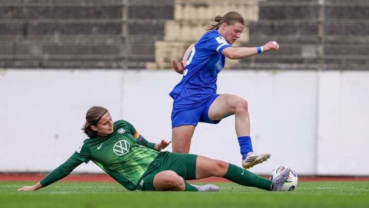 v.li.: Maria Jonietz (VfL Wolfsburg II, 5) und Lilly Damm (SV Meppen, 22) im Zweikampf, Duell, Dynamik, Aktion, Action, Spielszene, DIE DFB-RICHTLINIEN UNTERSAGEN JEGLICHE NUTZUNG VON FOTOS ALS SEQUENZBILDER UND ODER VIDEOÄHNLICHE FOTOSTRECKEN. DFB REGULATIONS PROHIBIT ANY USE OF PHOTOGRAPHS AS IMAGE SEQUENCES AND OR QUASI-VIDEO., 24.08.2025, Meppen (Deutschland), Fussball, 2. Frauen-Bundesliga, VfL Wolfsburg II - SV Meppen