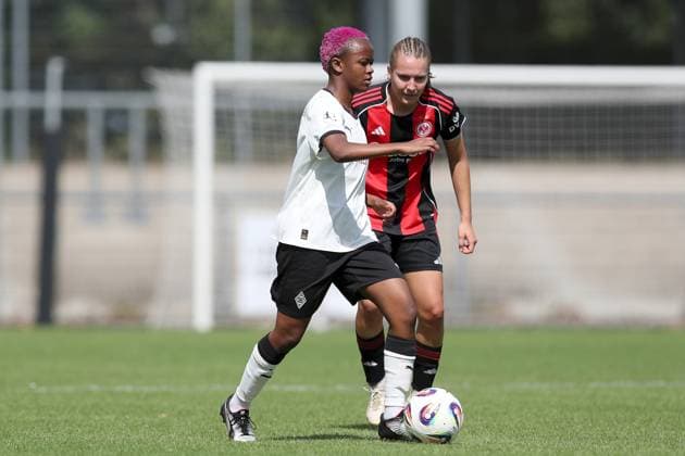 24.08.2025, xjcx, Frauen, Fussball, Saison 2025 2026, 2. Frauen-Bundesliga, 1. Spieltag: Eintracht Frankfurt II - Borussia Moenchengladbach Emma Marie Lattus ( 7, Borussia Mönchengladbach) und Carlotta Schwoerer ( 18, Eintracht Frankfurt II) Frankfurt am Main Stadion am Brentanobad Hessen Deutschland