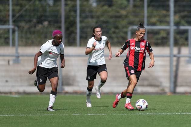24.08.2025, xjcx, Frauen, Fussball, Saison 2025 2026, 2. Frauen-Bundesliga, 1. Spieltag: Eintracht Frankfurt II - Borussia Moenchengladbach Emma Marie Lattus ( 7, Borussia Mönchengladbach) und Valentina Limani ( 9, Eintracht Frankfurt II) Frankfurt am Main Stadion am Brentanobad Hessen Deutschland