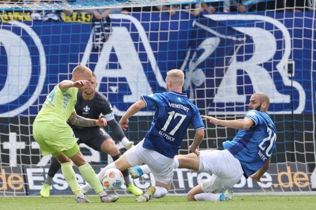 24.08.2025, xtvx, Fussball 2.Bundesliga, SV Darmstadt 98 - Hertha BSC Berlin v.l. Torschuss, has a shot on goal Jon Dagur Thorsteinsson (Hertha BSC Berlin) Kai Klefisch (SV Darmstadt 98) Aleksandar Vukotic (SV Darmstadt 98) (DFL DFB REGULATIONS PROHIBIT ANY USE OF PHOTOGRAPHS as IMAGE SEQUENCES and or QUASI-VIDEO) Darmstadt