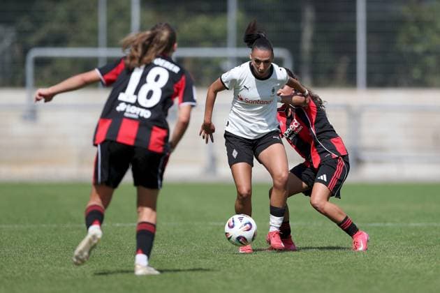 24.08.2025, xjcx, Frauen, Fussball, Saison 2025 2026, 2. Frauen-Bundesliga, 1. Spieltag: Eintracht Frankfurt II - Borussia Moenchengladbach Miray Cin ( 10, Borussia Mönchengladbach) und Ela Naz Demirbas ( 22, Eintracht Frankfurt II) Frankfurt am Main Stadion am Brentanobad Hessen Deutschland