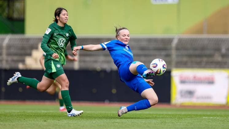 v.li.: Hitomi Yamaue (VfL Wolfsburg II, 23) und Torschützin Bente Bode (SV Meppen, 14) erzielt das Tor zum 0:1, Treffer, Highlight, Torerfolg, DIE DFB-RICHTLINIEN UNTERSAGEN JEGLICHE NUTZUNG VON FOTOS ALS SEQUENZBILDER UND ODER VIDEOÄHNLICHE FOTOSTRECKEN. DFB REGULATIONS PROHIBIT ANY USE OF PHOTOGRAPHS AS IMAGE SEQUENCES AND OR QUASI-VIDEO., 24.08.2025, Meppen (Deutschland), Fussball, 2. Frauen-Bundesliga, VfL Wolfsburg II - SV Meppen