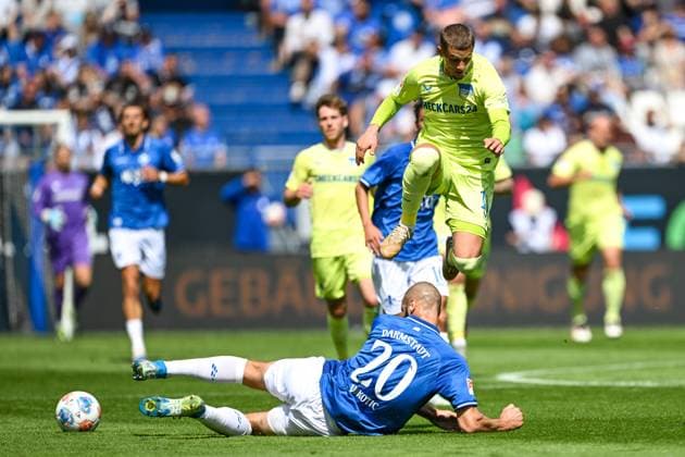 Aleksandar Vukotic (SV Darmstadt 1898, 20) im Zweikampf mit Michael Cuisance (Hertha BSC, 10), GER, SV Darmstadt 98 vs. Hertha BSC, Fussball, 2. Bundesliga, 3. Spieltag, Saison 2025 2026, 24.08.2025 DFL regulations prohibit any use of photographs as image sequences and or quasi-video GER, SV Darmstadt 98 vs. Hertha BSC, Fussball, 2. Bundesliga, 3. Spieltag, Saison 2025 2026, 24.08.2025 Darmstadt
