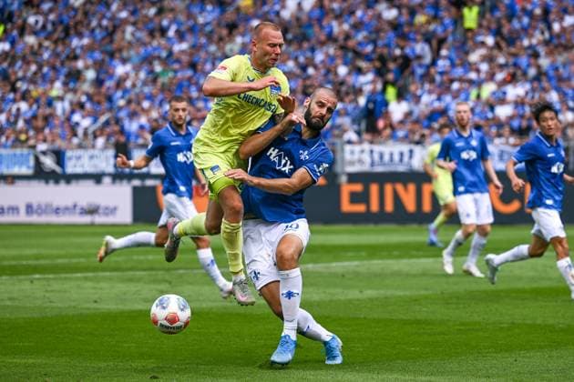 Jon Dagur Thorsteinsson (Hertha BSC, 24) im Zweikampf mit Aleksandar Vukotic (SV Darmstadt 1898, 20), GER, SV Darmstadt 98 vs. Hertha BSC, Fussball, 2. Bundesliga, 3. Spieltag, Saison 2025 2026, 24.08.2025 DFL regulations prohibit any use of photographs as image sequences and or quasi-video GER, SV Darmstadt 98 vs. Hertha BSC, Fussball, 2. Bundesliga, 3. Spieltag, Saison 2025 2026, 24.08.2025 Darmstadt