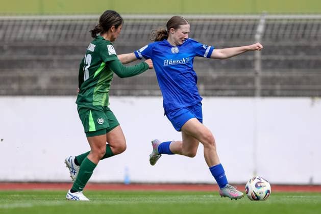 v.li.: Hitomi Yamaue (VfL Wolfsburg II, 23) und Laura Bröring (SV Meppen, 6) im Zweikampf, Duell, Dynamik, Aktion, Action, Spielszene, DIE DFB-RICHTLINIEN UNTERSAGEN JEGLICHE NUTZUNG VON FOTOS ALS SEQUENZBILDER UND ODER VIDEOÄHNLICHE FOTOSTRECKEN. DFB REGULATIONS PROHIBIT ANY USE OF PHOTOGRAPHS AS IMAGE SEQUENCES AND OR QUASI-VIDEO., 24.08.2025, Meppen (Deutschland), Fussball, 2. Frauen-Bundesliga, VfL Wolfsburg II - SV Meppen