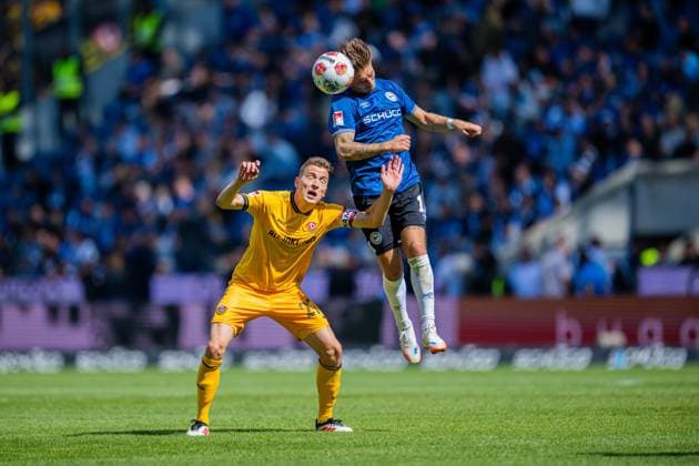 24.08.2025 - Fußball, 2025 2026, 2. Bundesliga, 3. Spieltag, DSC Arminia Bielefeld - SG Dynamo Dresden: (L-R) Niklas Hauptmann (Dresden), Marvin Mehlem (Bielefeld) DFL REGULATIONS PROHIBIT ANY USE OF PHOTOGRAPHS AS IMAGE SEQUENCES AND OR QUASI-VIDEO.