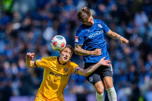 24.08.2025 - Fußball, 2025 2026, 2. Bundesliga, 3. Spieltag, DSC Arminia Bielefeld - SG Dynamo Dresden: (L-R) Niklas Hauptmann (Dresden), Marvin Mehlem (Bielefeld) DFL REGULATIONS PROHIBIT ANY USE OF PHOTOGRAPHS AS IMAGE SEQUENCES AND OR QUASI-VIDEO.