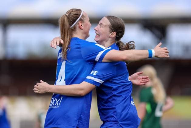 v.li.: Bente Bode (SV Meppen, 14) und Torschützin Laura Bröring (SV Meppen, 6) mit Torjubel, Jubel, jubeln, jubelt, optimistisch, Spielszene, Highlight, Freude über das Tor zum 0:2, DIE DFB-RICHTLINIEN UNTERSAGEN JEGLICHE NUTZUNG VON FOTOS ALS SEQUENZBILDER UND ODER VIDEOÄHNLICHE FOTOSTRECKEN. DFB REGULATIONS PROHIBIT ANY USE OF PHOTOGRAPHS AS IMAGE SEQUENCES AND OR QUASI-VIDEO., 24.08.2025, Meppen (Deutschland), Fussball, 2. Frauen-Bundesliga, VfL Wolfsburg II - SV Meppen