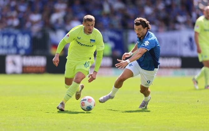 24.08.2025, xdcx, Fussball 2. Bundesliga, SV Darmstadt 98 - Hertha BSC Berlin, emonline, emspor, despor, v.l., Michael Cuisance (Hertha BSC Berlin), Fraser Hornby (SV Darmstadt 98) DFL DFB REGULATIONS PROHIBIT ANY USE OF PHOTOGRAPHS AS IMAGE SEQUENCES AND OR QUASI-VIDEO.