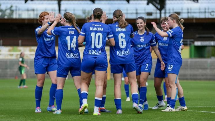 Spielerinnen vom SV Meppen mit Torjubel, Jubel, jubeln, jubelt, optimistisch, Spielszene, Highlight, Freude über das Tor zum 0:2, DIE DFB-RICHTLINIEN UNTERSAGEN JEGLICHE NUTZUNG VON FOTOS ALS SEQUENZBILDER UND ODER VIDEOÄHNLICHE FOTOSTRECKEN. DFB REGULATIONS PROHIBIT ANY USE OF PHOTOGRAPHS AS IMAGE SEQUENCES AND OR QUASI-VIDEO., 24.08.2025, Meppen (Deutschland), Fussball, 2. Frauen-Bundesliga, VfL Wolfsburg II - SV Meppen