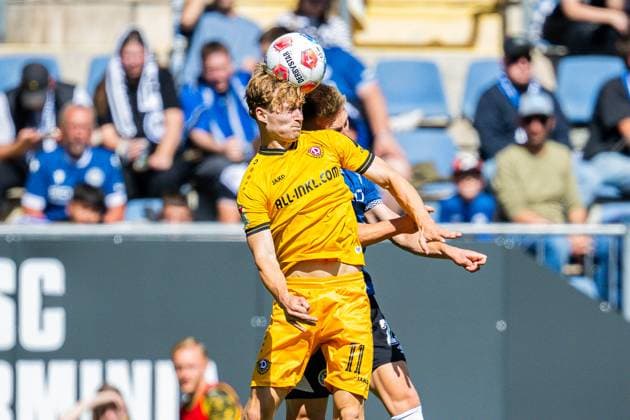 24.08.2025 - Fußball, 2025 2026, 2. Bundesliga, 3. Spieltag, DSC Arminia Bielefeld - SG Dynamo Dresden: (L-R) Dominik Kother (Dresden), Leon Schneider (Bielefeld) DFL REGULATIONS PROHIBIT ANY USE OF PHOTOGRAPHS AS IMAGE SEQUENCES AND OR QUASI-VIDEO.