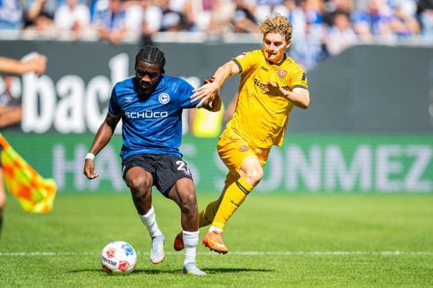 24.08.2025 - Fußball, 2025 2026, 2. Bundesliga, 3. Spieltag, DSC Arminia Bielefeld - SG Dynamo Dresden: (L-R) Benjamin Boakye (Bielefeld), Dominik Kother (Dresden) DFL REGULATIONS PROHIBIT ANY USE OF PHOTOGRAPHS AS IMAGE SEQUENCES AND OR QUASI-VIDEO.