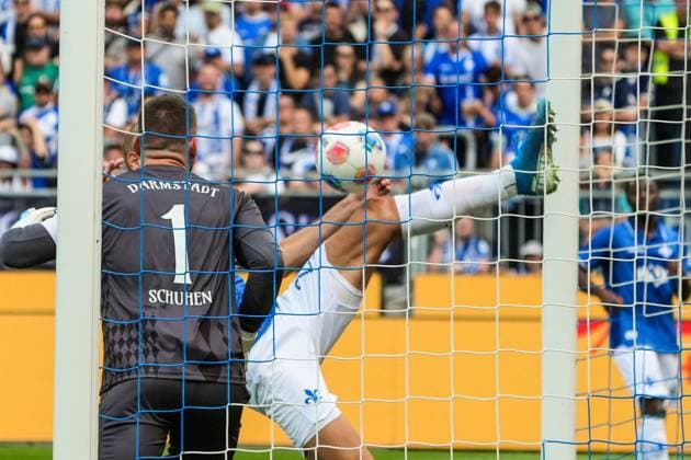 Aleksandar Vukotic (SV Darmstadt 98, 20) kratzt den Ball akrobatisch per Fallrückzieher aus dem Tor für den geschlagenen Torwart Marcel Schuhen (SV Darmstadt 98, 01) - 24.08.2025 2. Bundesliga, Saison 25 26: SV Darmstadt 98 vs. Hertha BSC Berlin, Stadion am Boellenfalltor, 3. Spieltag, emonline, emspor,