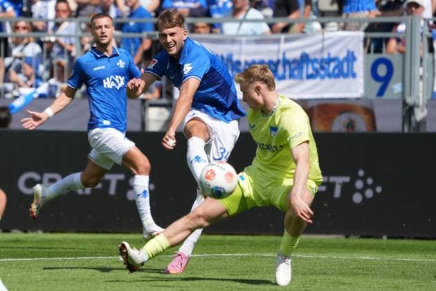 Killian Corredor (SV Darmstadt 98, 34) zieht ab - 24.08.2025 2. Bundesliga, Saison 25 26: SV Darmstadt 98 vs. Hertha BSC Berlin, Stadion am Boellenfalltor, 3. Spieltag, emonline, emspor,