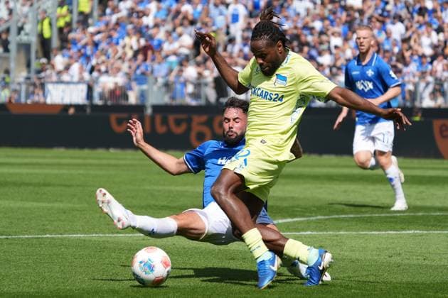Marco Richter (SV Darmstadt 98, 23) versucht den Ball von Deyovaisio Zeefuik (Hertha BSC Berlin, 42) zu holen - 24.08.2025 2. Bundesliga, Saison 25 26: SV Darmstadt 98 vs. Hertha BSC Berlin, Stadion am Boellenfalltor, 3. Spieltag, emonline, emspor,