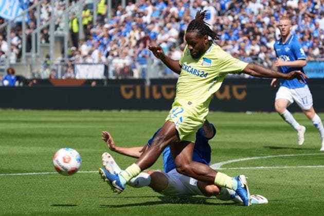 Marco Richter (SV Darmstadt 98, 23) versucht den Ball von Deyovaisio Zeefuik (Hertha BSC Berlin, 42) zu holen - 24.08.2025 2. Bundesliga, Saison 25 26: SV Darmstadt 98 vs. Hertha BSC Berlin, Stadion am Boellenfalltor, 3. Spieltag, emonline, emspor,