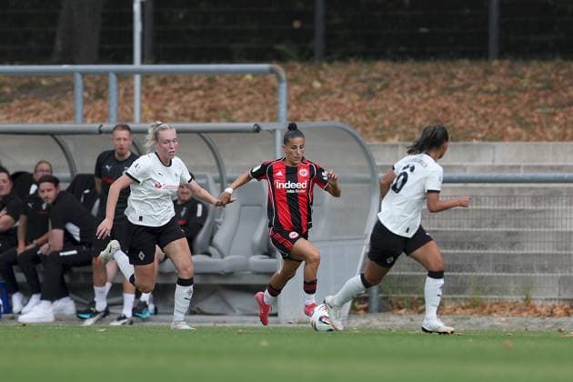 24.08.2025, xjcx, Frauen, Fussball, Saison 2025 2026, 2. Frauen-Bundesliga, 1. Spieltag: Eintracht Frankfurt II - Borussia Moenchengladbach Kyra van Leeuwe ( 14, Borussia Mönchengladbach), Valentina Limani ( 9, Eintracht Frankfurt II), Elize Celissen ( 16, Borussia Mönchengladbach) Frankfurt am Main Stadion am Brentanobad Hessen Deutschland