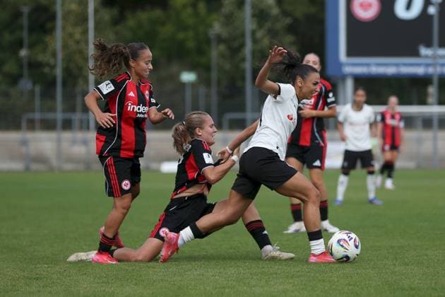 24.08.2025, xjcx, Frauen, Fussball, Saison 2025 2026, 2. Frauen-Bundesliga, 1. Spieltag: Eintracht Frankfurt II - Borussia Moenchengladbach Ela Naz Demirbas ( 22, Eintracht Frankfurt II) und Carlotta Schwoerer ( 18, Eintracht Frankfurt II) im Duell mit Miray Cin ( 10, Borussia Mönchengladbach) Frankfurt am Main Stadion am Brentanobad Hessen Deutschland
